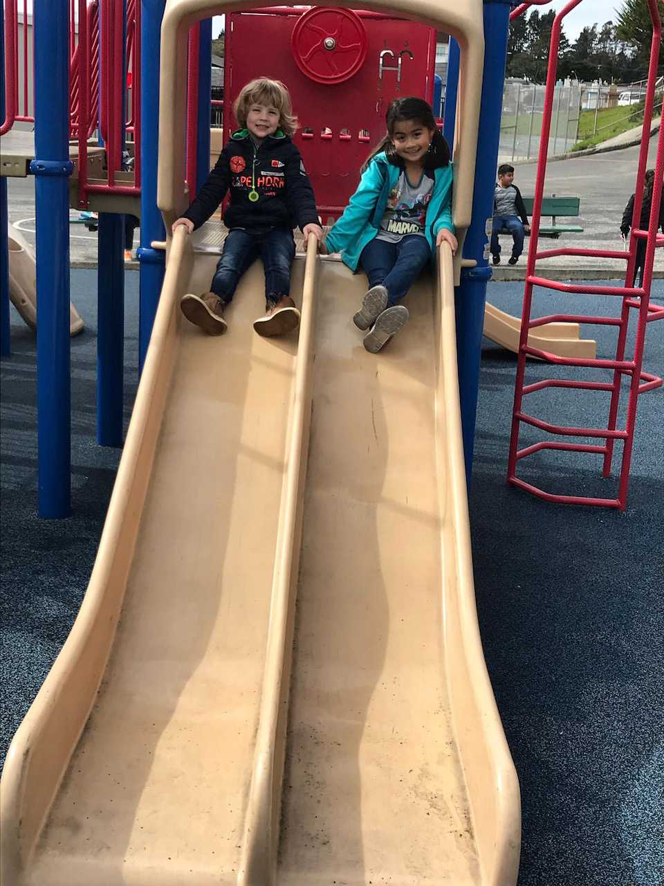 Op de glijbaan bij Lianne's school