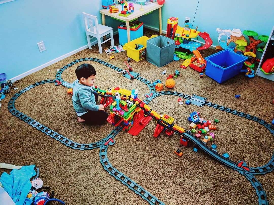 Advanced Duplo – infinite routes ✔️ – oversized bridge ✔️ – animals grazing on tunnel ✔️ – a dad who’ll never grow up ✔️